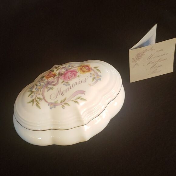 Vintage 1983 Avon "Memories... Are For Sharing" Porcelain Musical Trinket Box - Picture 3 of 15